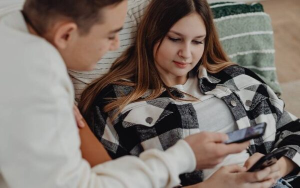 Com menos vontade de “postar a dois” e mais desejo por autonomia emocional, jovens da geração Z trocam o romantismo performático por vínculos reais e relacionamentos discretos, mesmo diante da frustração crescente com a vida amorosa