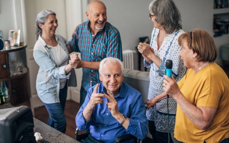 Viver em comunidade: o estilo de vida que transforma conexões, amizades — e amores — depois dos 50
