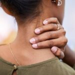 Uso excessivo de celulares e computadores podem gerar artrose, saiba como se prevenir