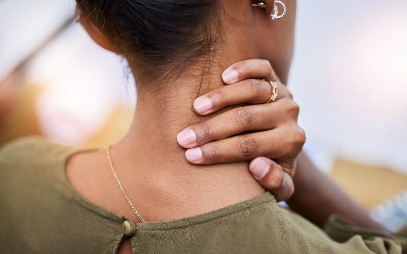 Uso excessivo de celulares e computadores podem gerar artrose, saiba como se prevenir