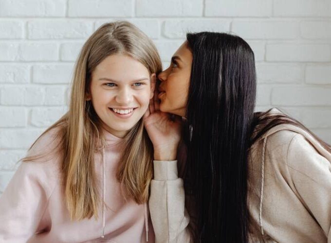 A fofoca não é só um hábito social: é um traço humano ancestral, com base científica na evolução, nas estratégias de sobrevivência e nos mecanismos de construção de vínculo. A ciência vem desvendando como ela opera e por que nunca deixará de existir