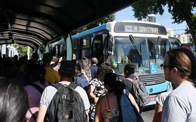 Proposta defende ambientes livres do tabaco em locais abertos frequentados por crianças e cita modelos da Europa como referência. Se aprovado, parques, pontos de ônibus e proximidades de escolas podem se tornar áreas livres do fumo passivo