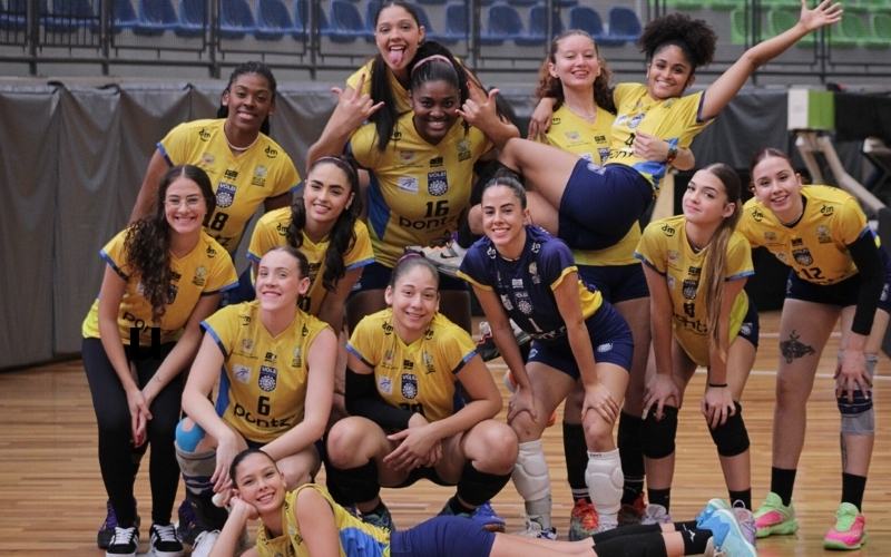 Atletas da equipe Univap Vôlei São José, que estreiam na fase regional da Superliga C na segunda-feira contra o Sesi-SP, na Univap - Foto: Divulgação