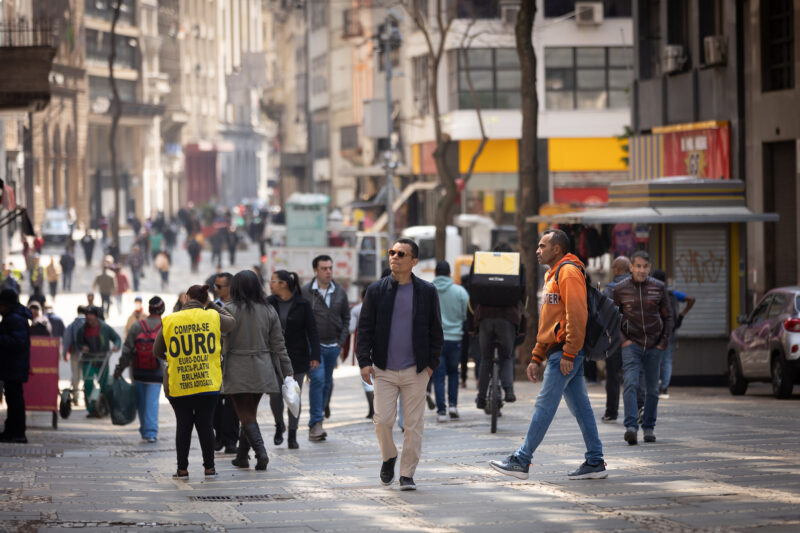 Com 24,3 milhões de pessoas ocupadas, estado lidera geração de empregos formais e alcança o maior rendimento médio em uma década
