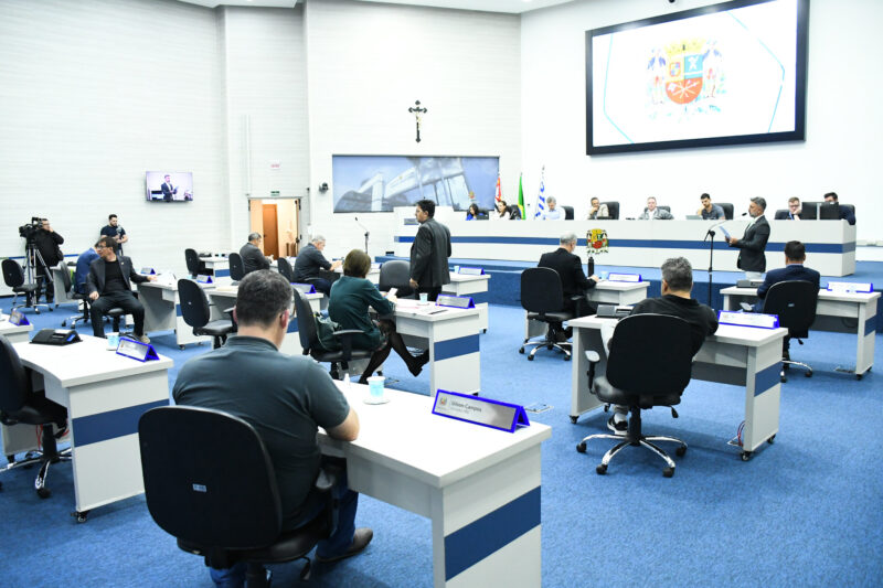 Sessão morna na Câmara adia embate com oposição e aprova só cinco projetos
