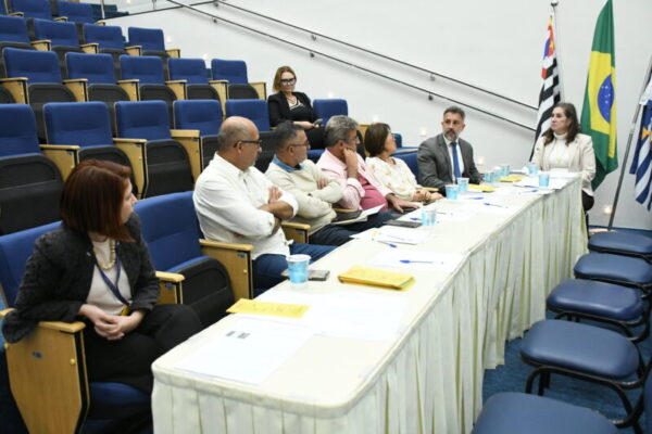 Primeira reunião trouxe debate duro sobre exploração sexual, uso da internet, papel dos pais e falhas na rede de proteção. Dados oficiais mostram 389 casos de abuso sexual de menores registrados no município só em 2025