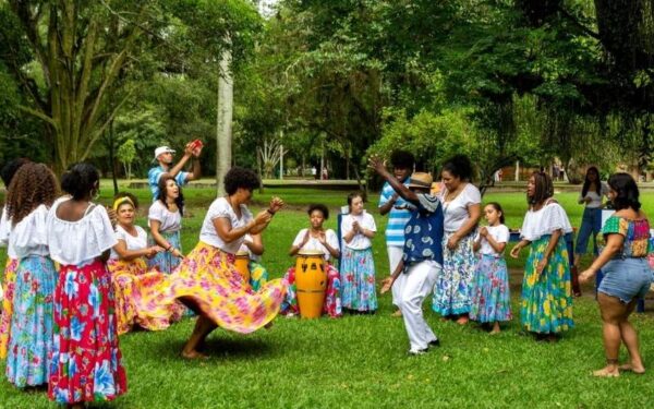 Em comemoração ao Mês do Folclore, o grupo de jongo Mistura de Raça se apresenta na Casa de Cultura Eugênia da Silva (Novo Horizonte)