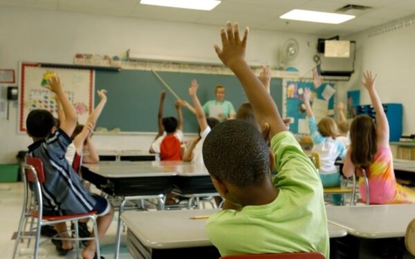 Apesar de avanços recentes, os números mostram que a meta do governo para 2024, que era alfabetizar 60% dos alunos ao fim do 2º ano do ensino fundamental, quase não foi atingida