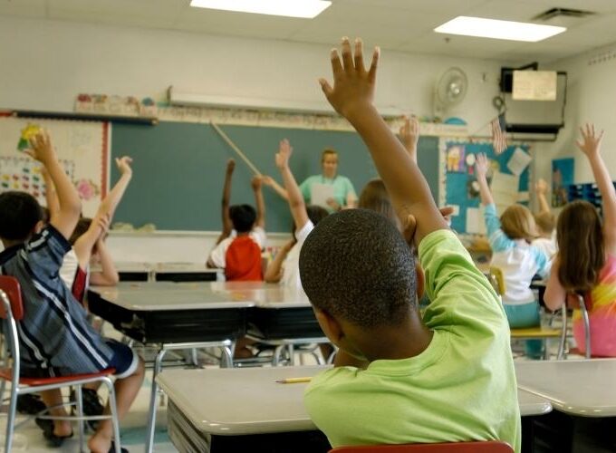 Apesar de avanços recentes, os números mostram que a meta do governo para 2024, que era alfabetizar 60% dos alunos ao fim do 2º ano do ensino fundamental, quase não foi atingida