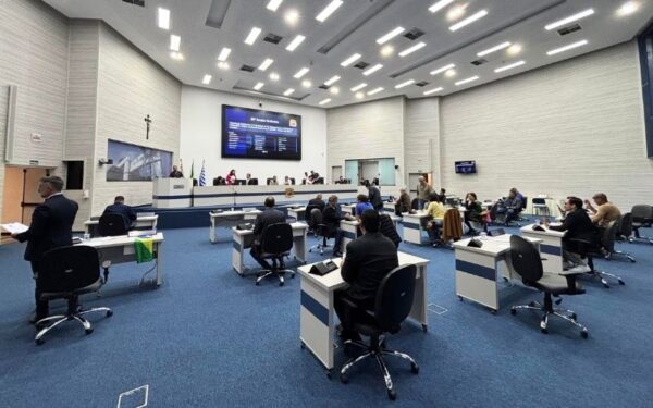 Sessão da Câmara aprova pacote de projetos e tem embate em votação sobre Dia dos Pais e Dia das Mães nas escolas