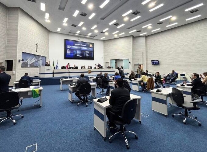 Sessão da Câmara aprova pacote de projetos e tem embate em votação sobre Dia dos Pais e Dia das Mães nas escolas