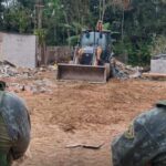 Construções irregulares são demolidas em área de proteção da Mata Atlântica em Caraguatatuba