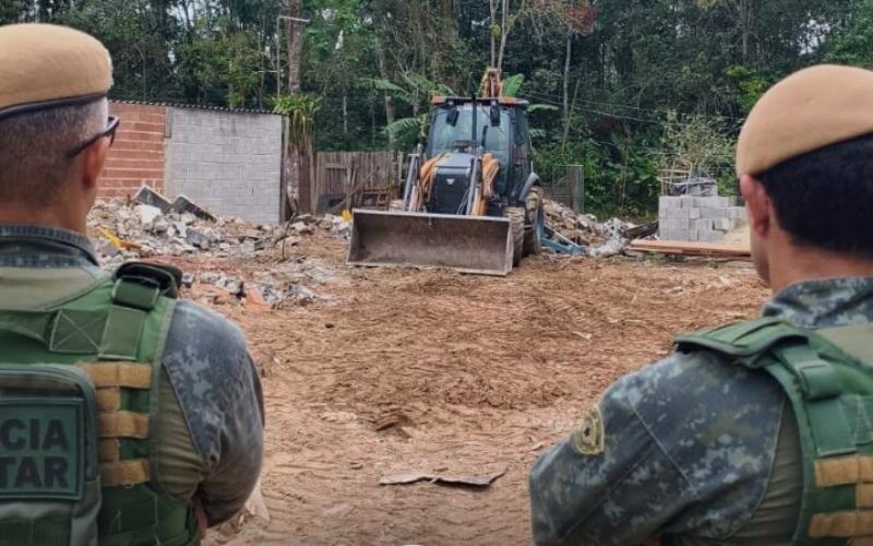 Construções irregulares são demolidas em área de proteção da Mata Atlântica em Caraguatatuba
