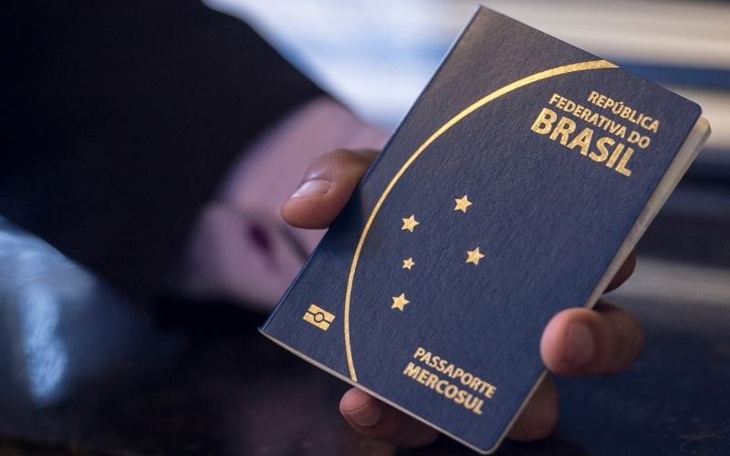 Passaportes escaneados e contas de milhas são vendidos na dark web por até US$ 5.000, revela estudo da NordVPN