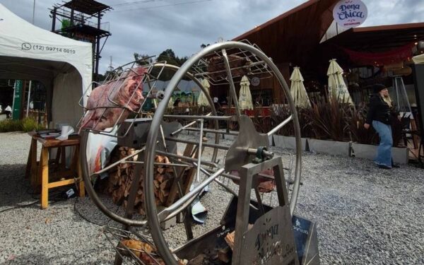 Evento no coração de Campos do Jordão reúne cortes especiais de carne, pratos exclusivos e programação musical gratuita aos finais de semana