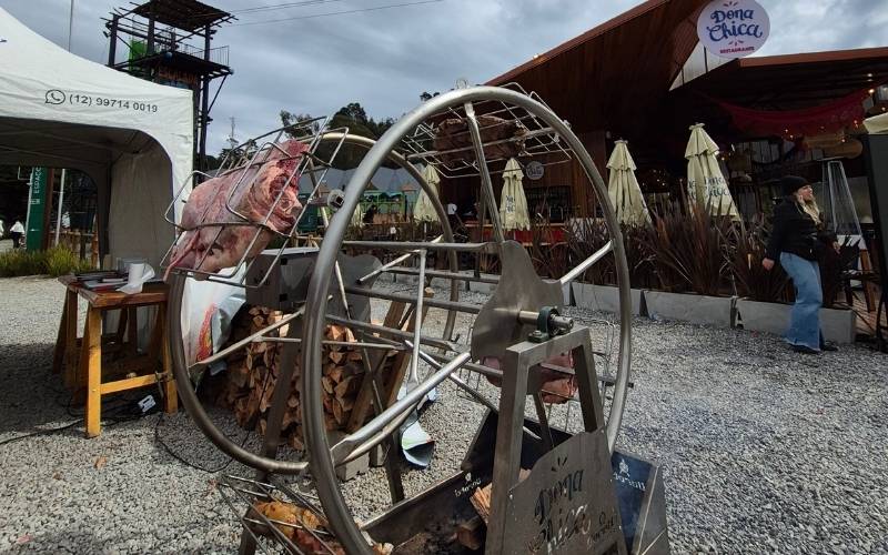 Evento no coração de Campos do Jordão reúne cortes especiais de carne, pratos exclusivos e programação musical gratuita aos finais de semana