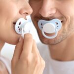 Depois da adultização, vem a infantilização: adultos de chupeta viralizam