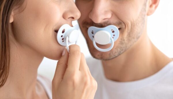 Depois da adultização, vem a infantilização: adultos de chupeta viralizam