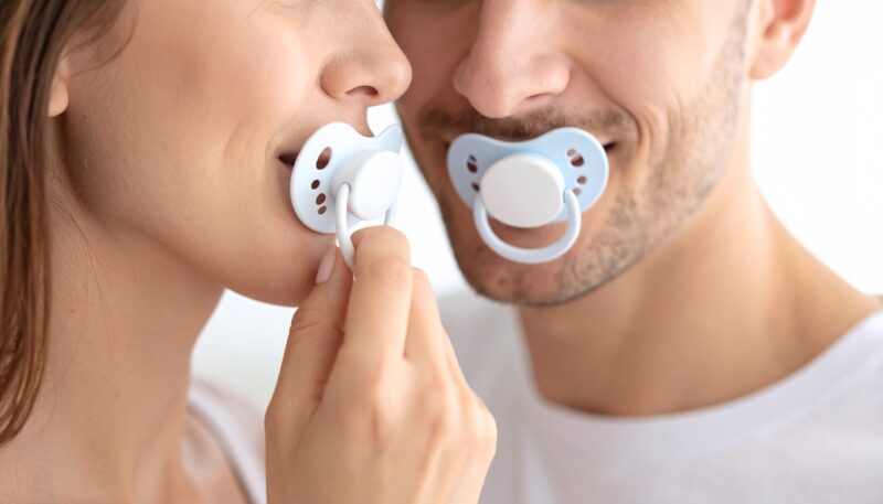 Depois da adultização, vem a infantilização: adultos de chupeta viralizam