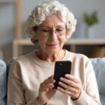 Conectados e vulneráveis: cresce golpe a idosos na internet