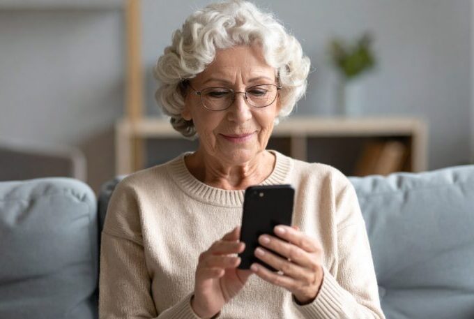 Conectados e vulneráveis: cresce golpe a idosos na internet