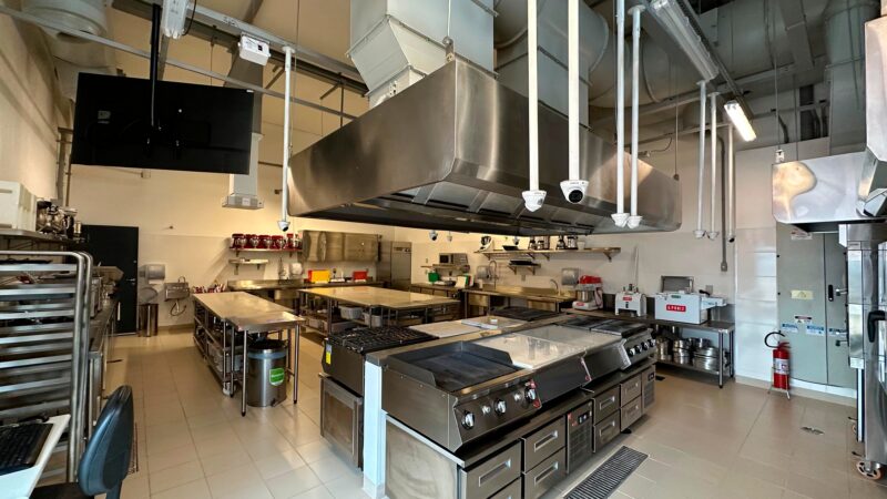 Laboratório de Cozinha Pedagógica passou por modernização; cursos no novo espaço oferecem vagas gratuitas