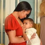 Exposição fotográfica "Amamentar", de Alessandra Azevedo, celebra a força e o afeto da maternidade no Serramar Shopping