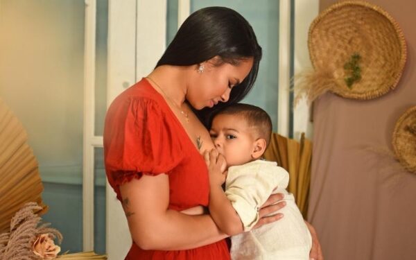 Exposição fotográfica "Amamentar", de Alessandra Azevedo, celebra a força e o afeto da maternidade no Serramar Shopping