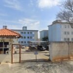 Vítima de 39 anos sofreu ferimentos nos braços e ombro; crime é investigado como tentativa de feminicídio