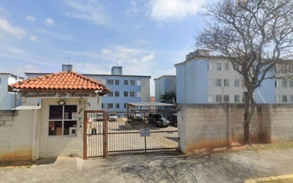 Vítima de 39 anos sofreu ferimentos nos braços e ombro; crime é investigado como tentativa de feminicídio