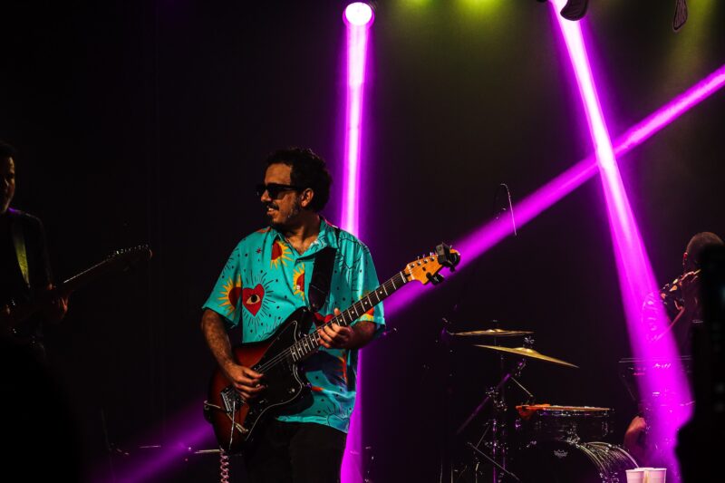 Nesse projeto solo, o músico, compositor e produtor Rafa Moraes mistura vários ritmos tradicionais brasileiros