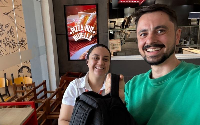 A coxinha que vale a parada: a história real de uma mochila esquecida, uma funcionária atenta e uma fé renovada nas pessoas