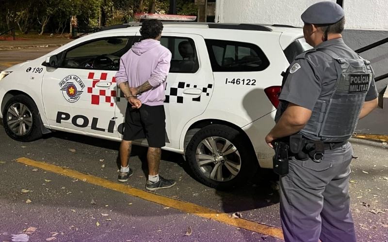 No dia 26 de agosto de 2025, por volta da 01h00 no bairro Jardim São Vicente, uma equipe da Polícia Militar, durante patrulhamento, deteve um indivíduo, E. A., de 36 anos, que se encontrava procurado pela Justiça pelo art. 157 – Roubo. A ocorrência foi apresentada na Central de Polícia Judiciária (CPJ), onde o delegado de plantão elaborou o boletim de ocorrência de Captura de Procurado, mantendo o conduzido preso à disposição da Justiça.