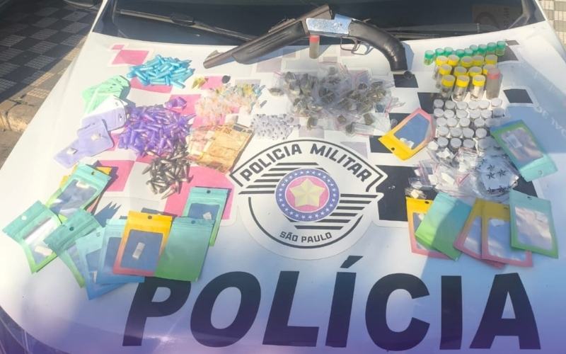 Polícia Militar apreendeu entorpecentes, dinheiro e armamento de calibre proibido durante a operação