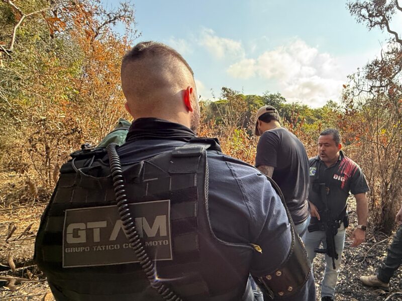 Um homem foi preso na manhã desta segunda-feira (25) acusado de participar de um roubo à mão armada ocorrido na última quarta-feira (20), na zona sul de São José dos Campos. A ação envolveu policiais civis do 3º Distrito Policial e agentes da GTAM (Grupo Tático com Motos) da Guarda Civil Municipal. O crime aconteceu no cruzamento das ruas José Cobra e Penedo, quando um motociclista foi abordado por dois homens armados enquanto levava a filha na garupa. A moto e pertences foram levados. O suspeito preso foi identificado a partir das investigações e acabou confessando a participação no assalto. Ele também informou que a motocicleta roubada e a arma usada no crime estão com um comparsa, que teve prisão temporária decretada, mas continua foragido. As diligências prosseguem para localizar o segundo envolvido e recuperar a moto levada na ação criminosa.