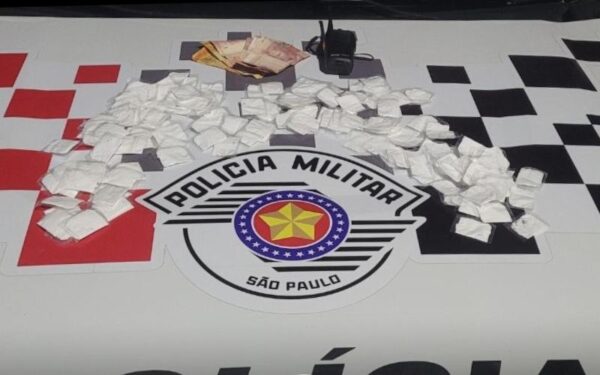 Ontem, 23, policiais do 41º Batalhão de Polícia Militar do Interior prenderam um homem por tráfico de drogas no CDHU Bandeira Branca II, em Jacareí.