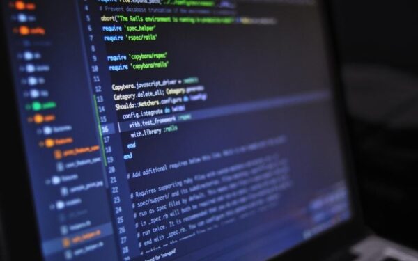 Programa oferta 60 mil bolsas com formação prática, mentoria e acesso a mais de 1.600 cursos online para capacitação em tecnologia