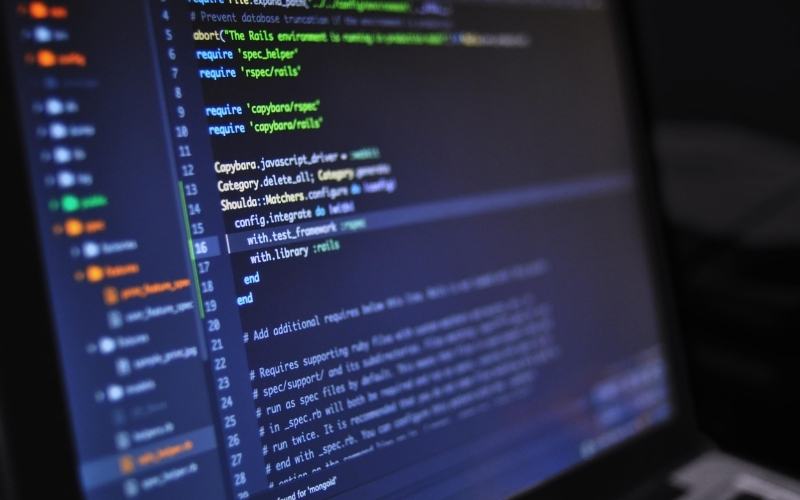 Programa oferta 60 mil bolsas com formação prática, mentoria e acesso a mais de 1.600 cursos online para capacitação em tecnologia