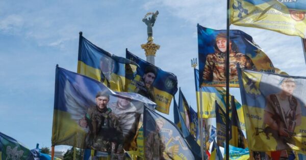 Acordo entre Rússia e Ucrânia contou com a mediação dos Emirados Árabes Unidos; ex-prefeito de Kherson está entre os libertados