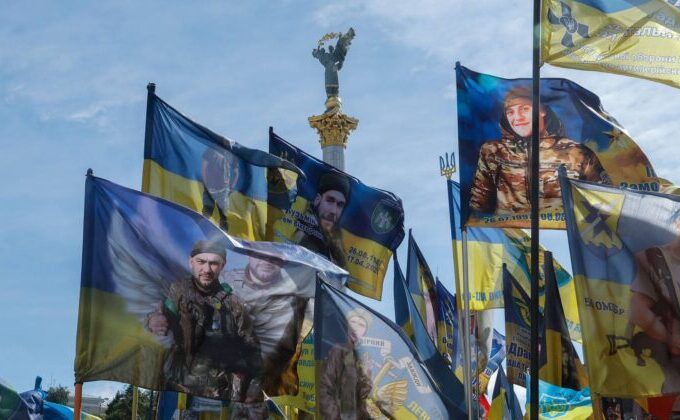 Acordo entre Rússia e Ucrânia contou com a mediação dos Emirados Árabes Unidos; ex-prefeito de Kherson está entre os libertados