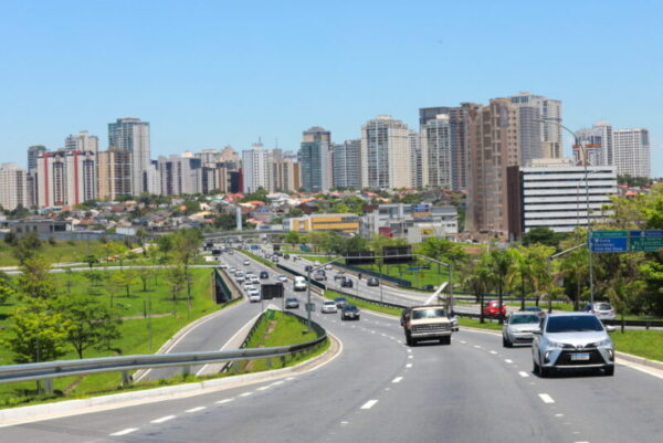 Após dias de calor intenso e baixa umidade, cidade terá queda brusca de temperatura e chance de chuva durante a semana