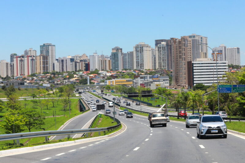 Após dias de calor intenso e baixa umidade, cidade terá queda brusca de temperatura e chance de chuva durante a semana