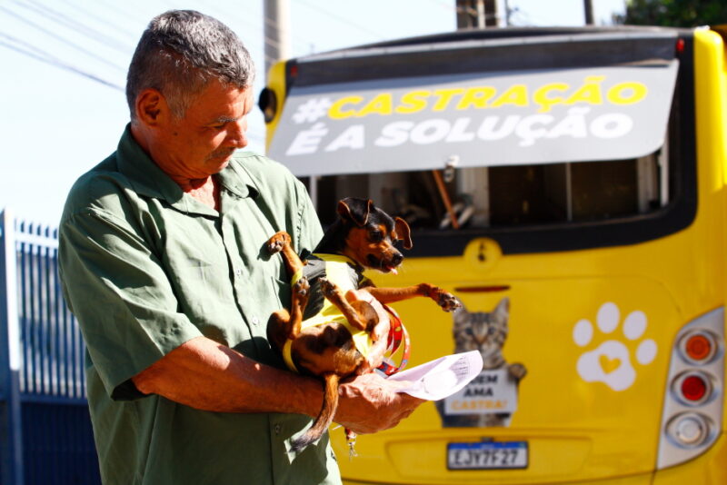 A unidade itinerante para castração e microchipagem de cães e gatos da Prefeitura de São José dos Campos, o Castramóvel