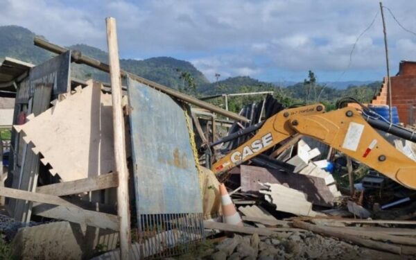 Ação ambiental em Caraguatatuba demole construções irregulares
