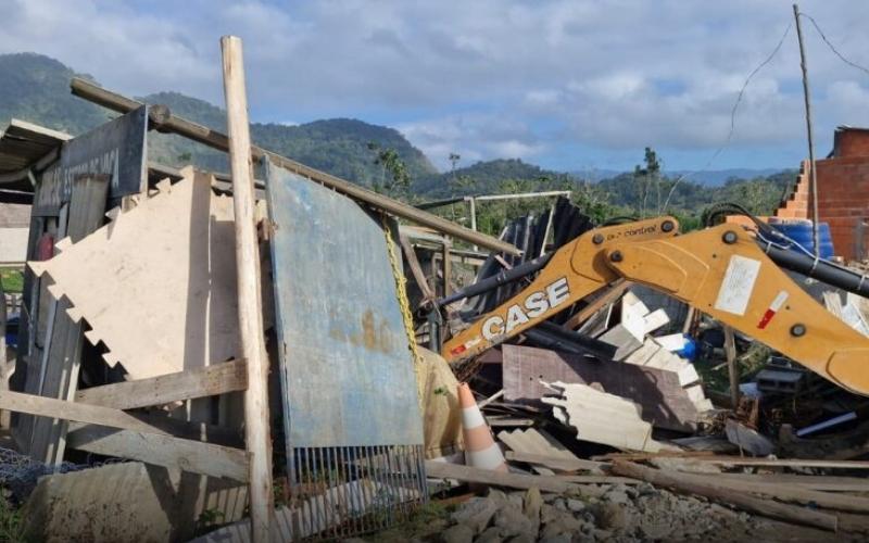 Ação ambiental em Caraguatatuba demole construções irregulares