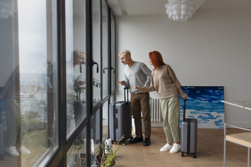 Airbnb cresce no Brasil e desafia a convivência em condomínios