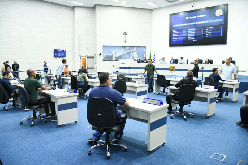 Câmara vive dia de homenagens enquanto IPTU ronda bastidores