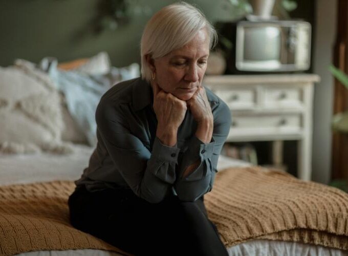 Envelhecimento saudável exige atenção à solidão e depressão