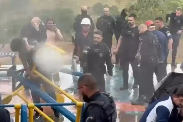 GCM usa spray de pimenta em protesto contra retirada de parquinho