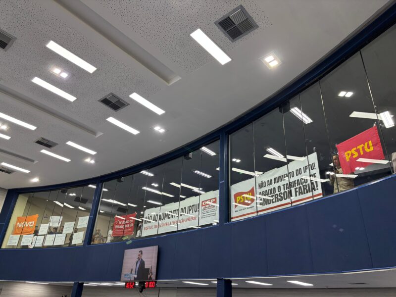 Galeria da Câmara de São José dos Campos com presença de militantes